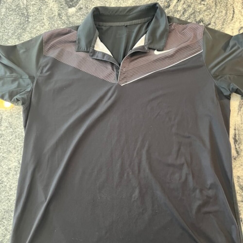 Nike Golf shirt featuring a Standard Fit and Dri-FIT technology‎ comfy Men's XL